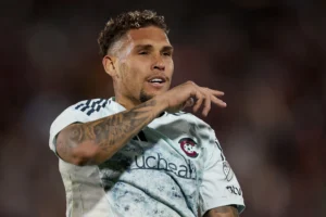 Navarro, ex-jogador de Botafogo e Palmeiras, analisa rivais e aponta os melhores estádios da Copa.