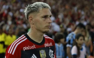 Flamengo busca estender contrato de Varela até 2027