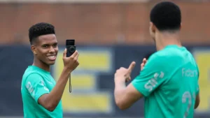 Estêvão recorda emoção, discurso de Abel e duelo com Messi em despedida do Palmeiras