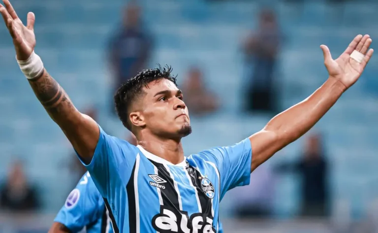 Arezo: Hallas Verona de olho no atacante, Grêmio pode negociar na janela.