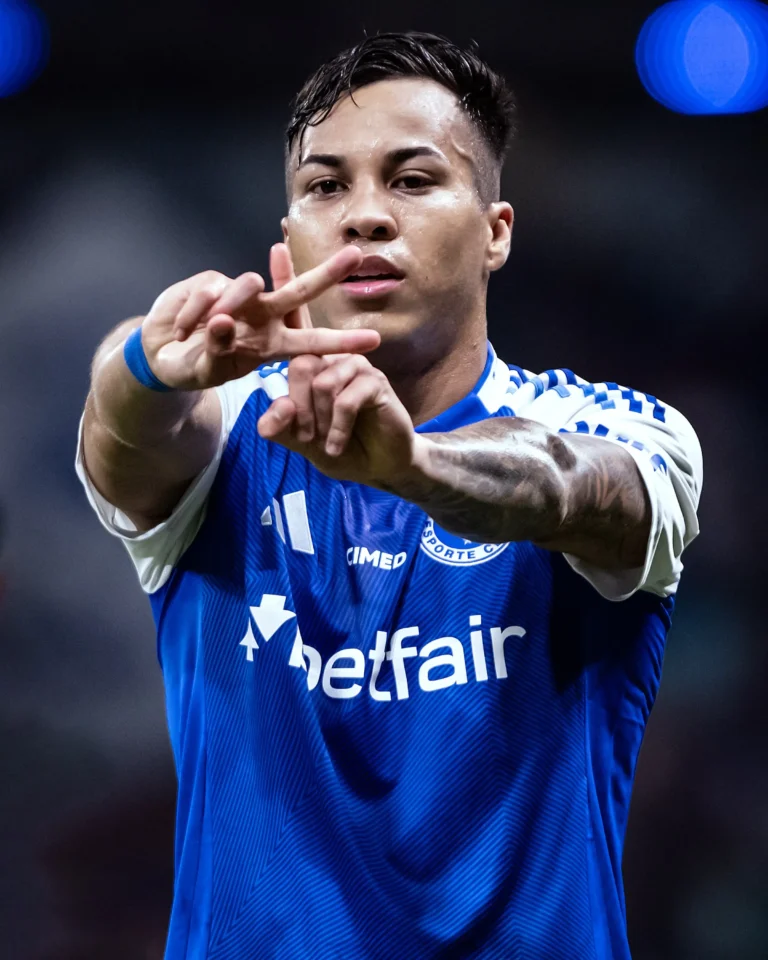 A Celebração que Conquistou a Torcida: Artilheiro do Cruzeiro Revela Inspiração