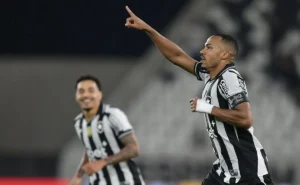 Marlon Freitas relembra atletas que superaram desafios no Botafogo