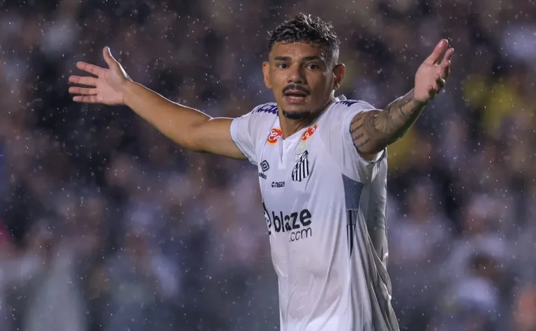 Santos: Futuro de Tiquinho Soares e Diego Pituca definido após propostas.