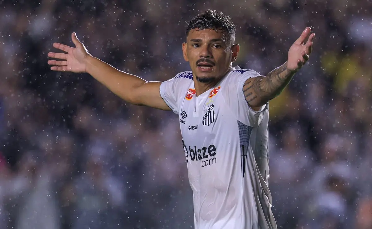 Santos: Futuro de Tiquinho Soares e Diego Pituca definido após propostas.