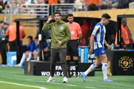 Revolta de Abel Ferreira com Arbitragem: Cartão na Estreia do Palmeiras na Copa