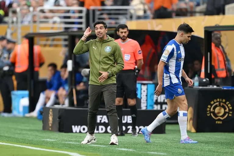 Revolta de Abel Ferreira com Arbitragem: Cartão na Estreia do Palmeiras na Copa