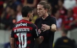 Filipe Luís exalta Arrascaeta, mas destaca o grupo como força do Flamengo no Mundial.