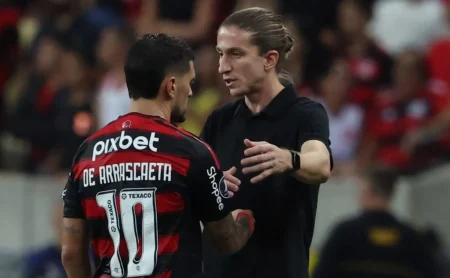 Filipe Luís exalta Arrascaeta, mas destaca o grupo como força do Flamengo no Mundial.