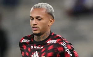 Mengão planeja venda de Wesley após o Mundial e Filipe Luís demonstra confiança em Varela