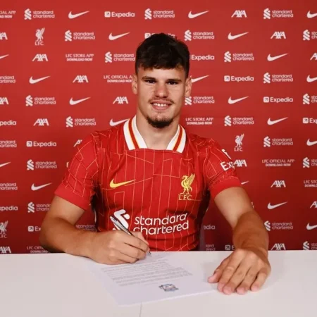 Liverpool contrata Kerkez por R$ 300 milhões