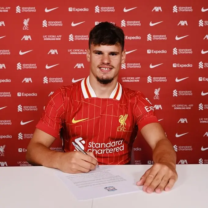 Liverpool contrata Kerkez por R$ 300 milhões