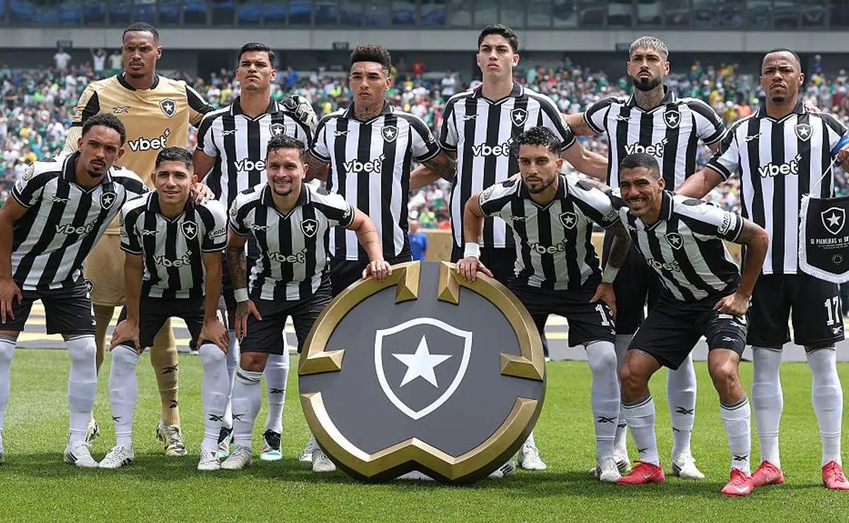 O elenco do Botafogo e John Textor questionaram a tática de Renato Paiva diante do Palmeiras no Mundial