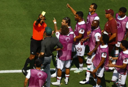 Renato Gaúcho chuta bola, irrita Mkhitaryan e provoca confusão no duelo Inter de Milão x Fluminense