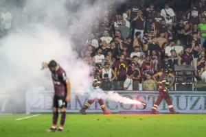 Sampdoria Escapa do Rebaixamento em Jogo Marcado por Tumulto
