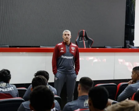 São Paulo: Crespo inicia trabalho e conhece o elenco