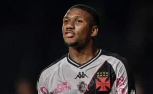 Torcida vascaína elogia nas redes sociais o retorno do lateral-esquerdo Leandrinho