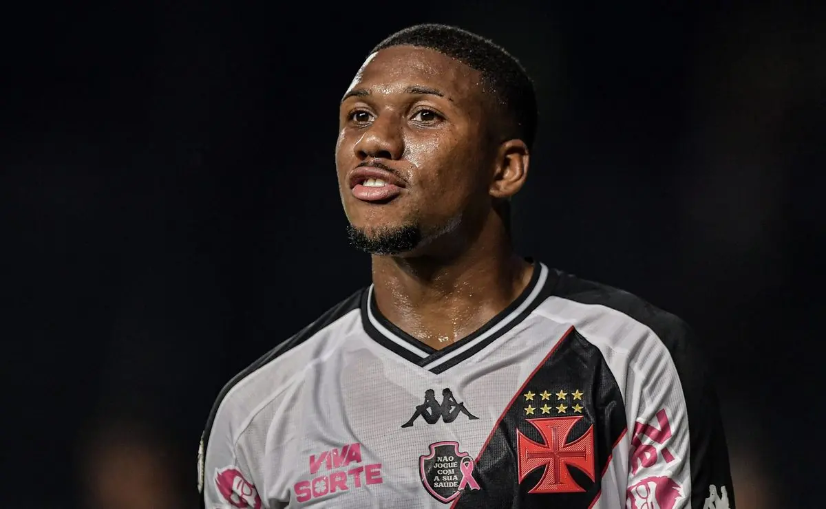 Torcida vascaína elogia nas redes sociais o retorno do lateral-esquerdo Leandrinho