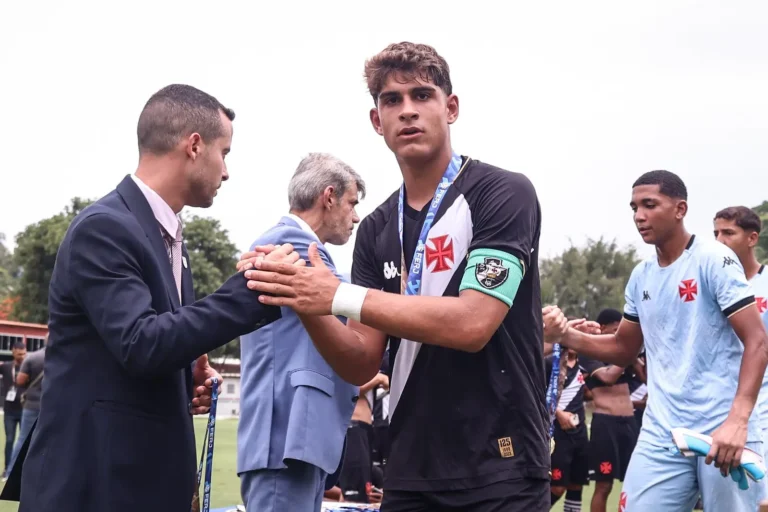 Vasco: Diniz testa 11 jogadores da base em treinos