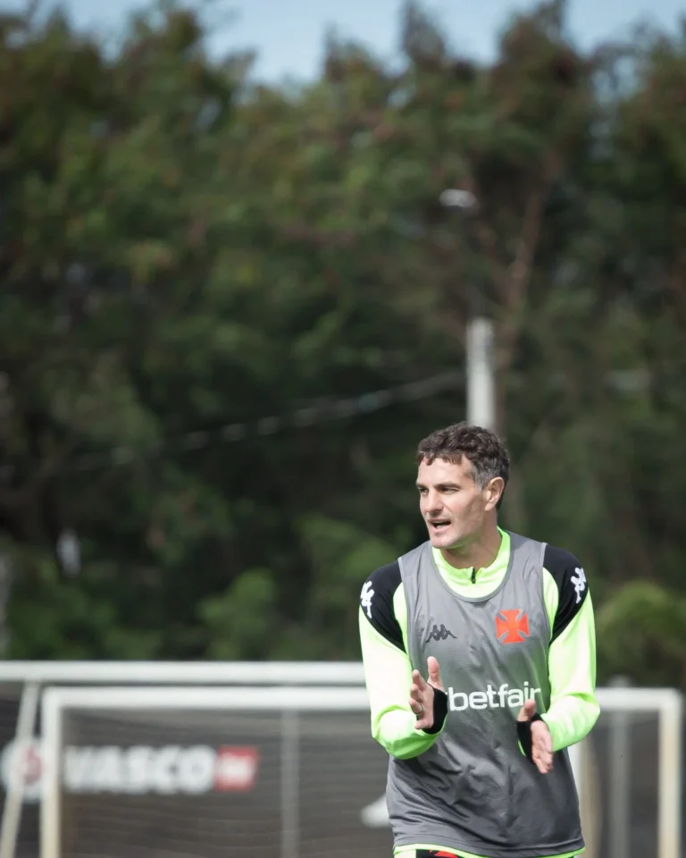"A cada dia que passa, temos mais sintonia com o técnico Diniz", diz Vegetti sobre semana de treinos do Vasco