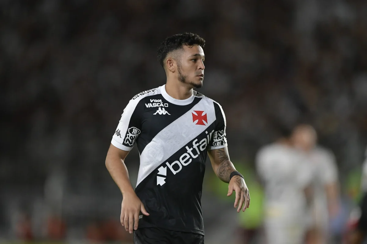 Adson Passa por Cirurgia e Inicia Tratamento com Fisioterapia no Vasco