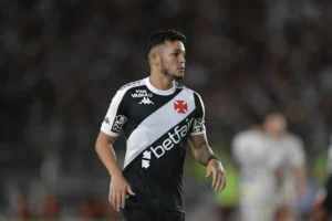 Adson Passa por Cirurgia e Inicia Tratamento com Fisioterapia no Vasco
