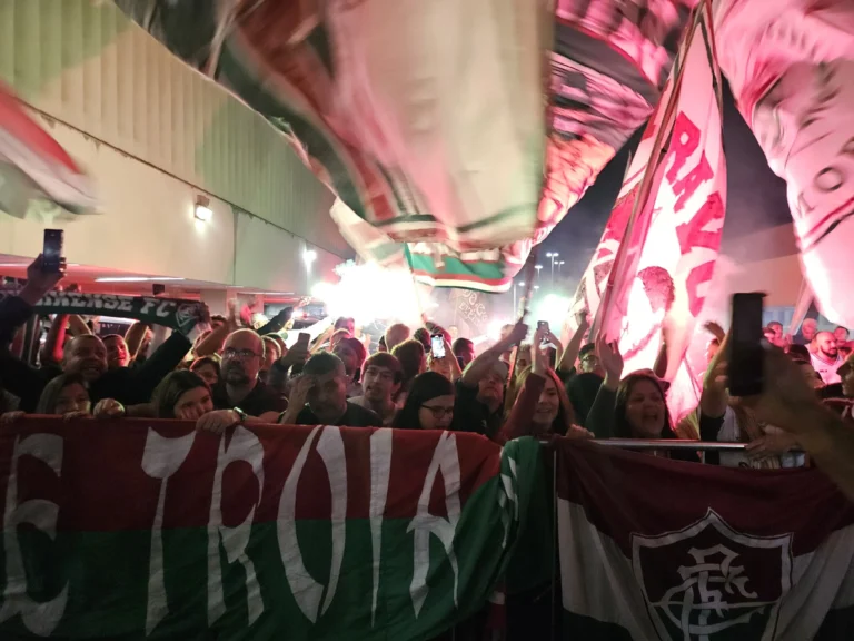 "AeroFlu: Fluminense Desembarca no Rio de Janeiro após Copa do Mundo de Clubes"