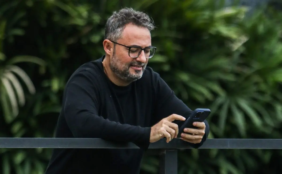Alexandre Mattos enfrenta desafios para vender JP Chermont e futuro do lateral no Santos é incerto
