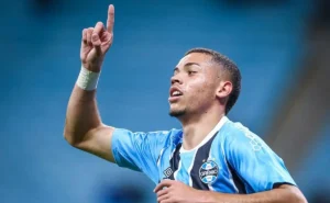 "Alysson marca seu primeiro gol como profissional e ajuda o Grêmio a conquistar o título de campeão"