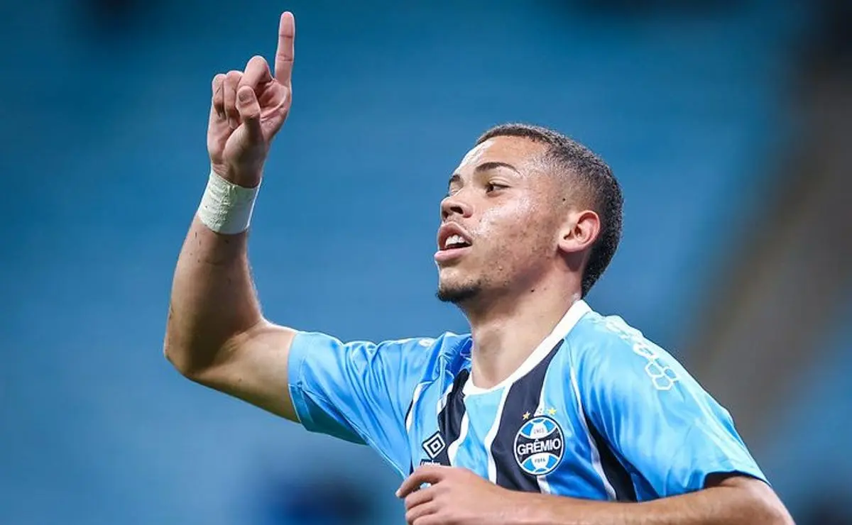 "Alysson marca seu primeiro gol como profissional e ajuda o Grêmio a conquistar o título de campeão"