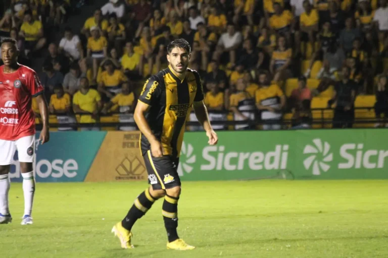 Após cirurgia facial, João Carlos deve voltar ao Criciúma em até quatro semanas