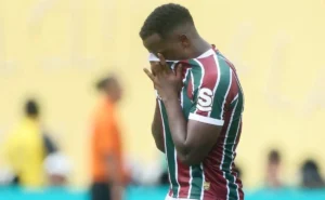 Arias Chora após Eliminação do Fluminense e Recebe Mensagem de Apoio da Torcida
