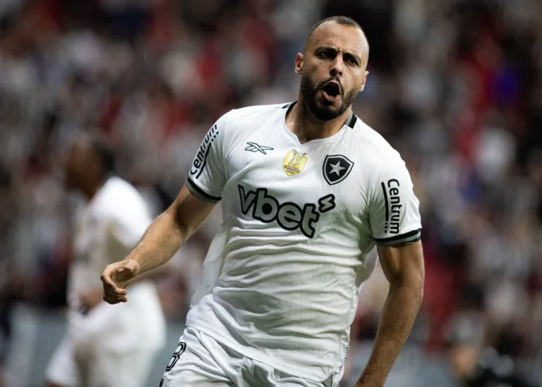 Arthur Cabral volta ao futebol com gol marcado em clássico e impressiona no Botafogo