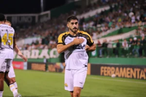 Atacante do Criciúma sofre fratura em ossos da face e passará por cirurgia
