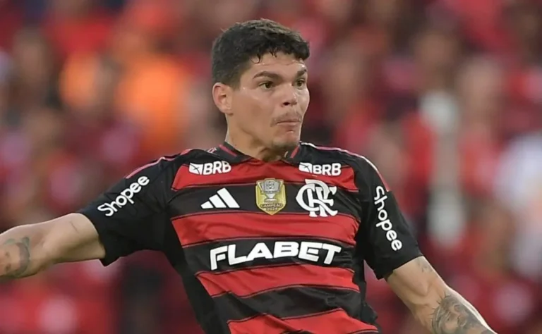 Ayrton Lucas sofre lesão em lance brutal e é substituído.