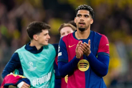 Barcelona inclui Ronald Araújo em lista de jogadores negociáveis na janela de transferências.