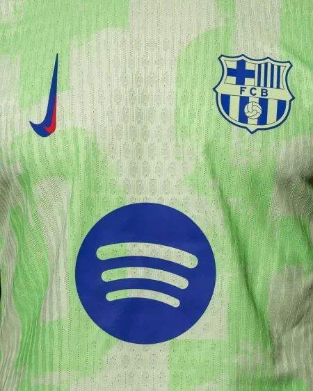 "Barcelona lança nova camisa com 'cheiro de Champions'"