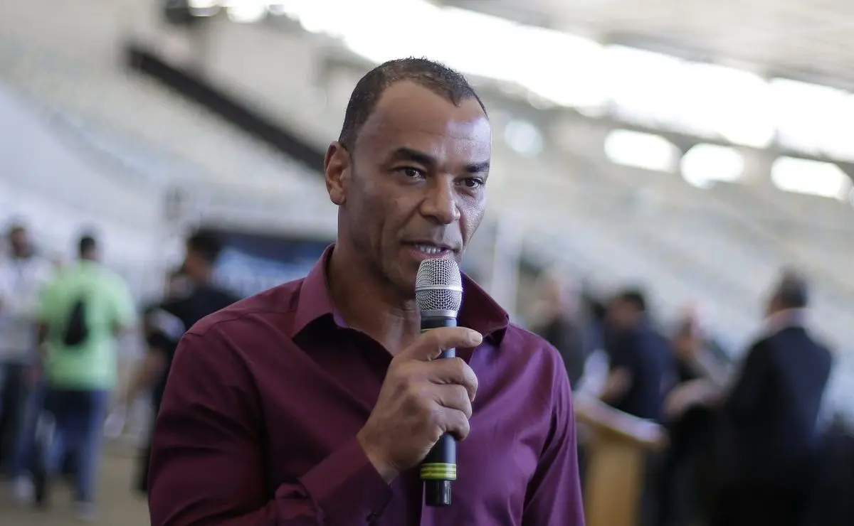 Cafu pede tranquilidade para trabalhar no São Paulo