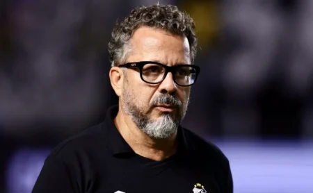 "Cléber Xavier Dá Segunda Chance a João Basso no Santos"