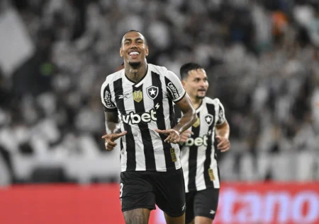 Clube dos Emirados Árabes tenta contratação do jogador Rwan Cruz
