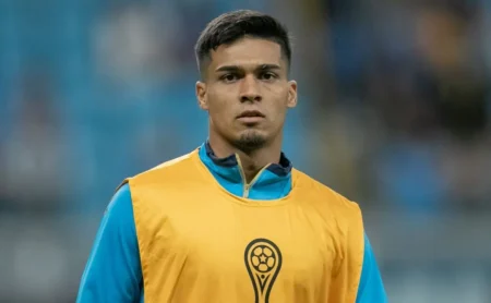 Com proposta do Peñarol, Grêmio pode liberar Arezo em caso de novo atacante