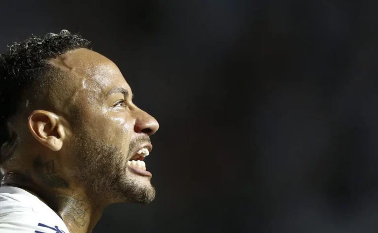 Confusão no Campo após Entrada Dura de Neymar em Amistoso do Santos