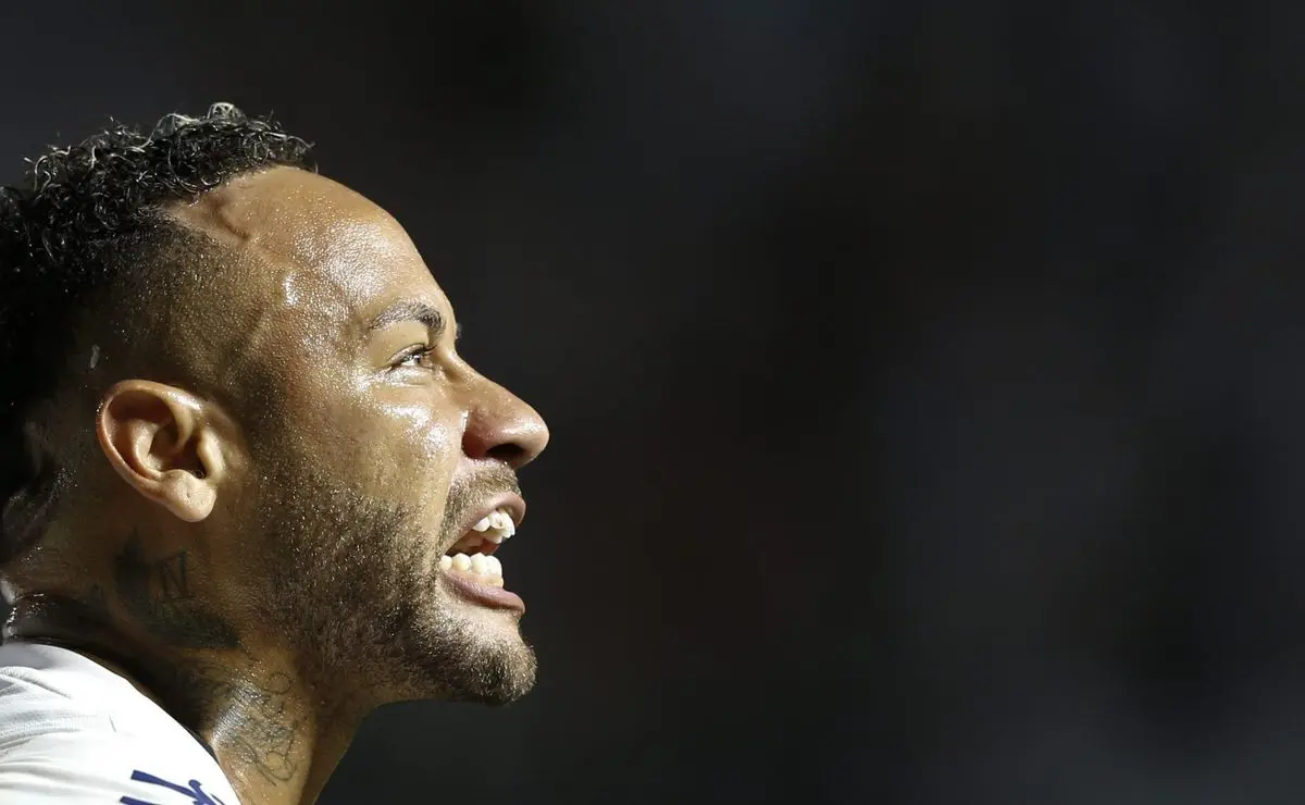 Confusão no Campo após Entrada Dura de Neymar em Amistoso do Santos