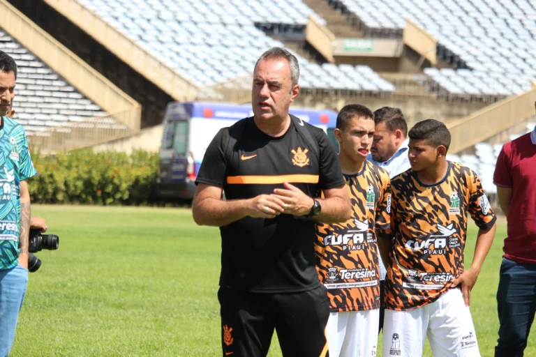 Corinthians anuncia renovações na base e escolhe novos jogadores para substituir Chicão e Batata