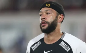 Corinthians paga salários após atraso e resolve dívida da empresa de segurança de Memphis Depay