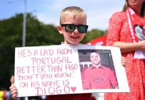 Crianças e torcedores do Liverpool homenageiam Jota no primeiro jogo após sua saída; veja galeria de fotos