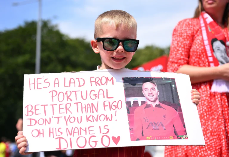 Crianças e torcedores do Liverpool homenageiam Jota no primeiro jogo após sua saída; veja galeria de fotos