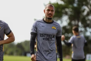 Criciúma confirma saída do volante Zé Gabriel após três meses de contrato