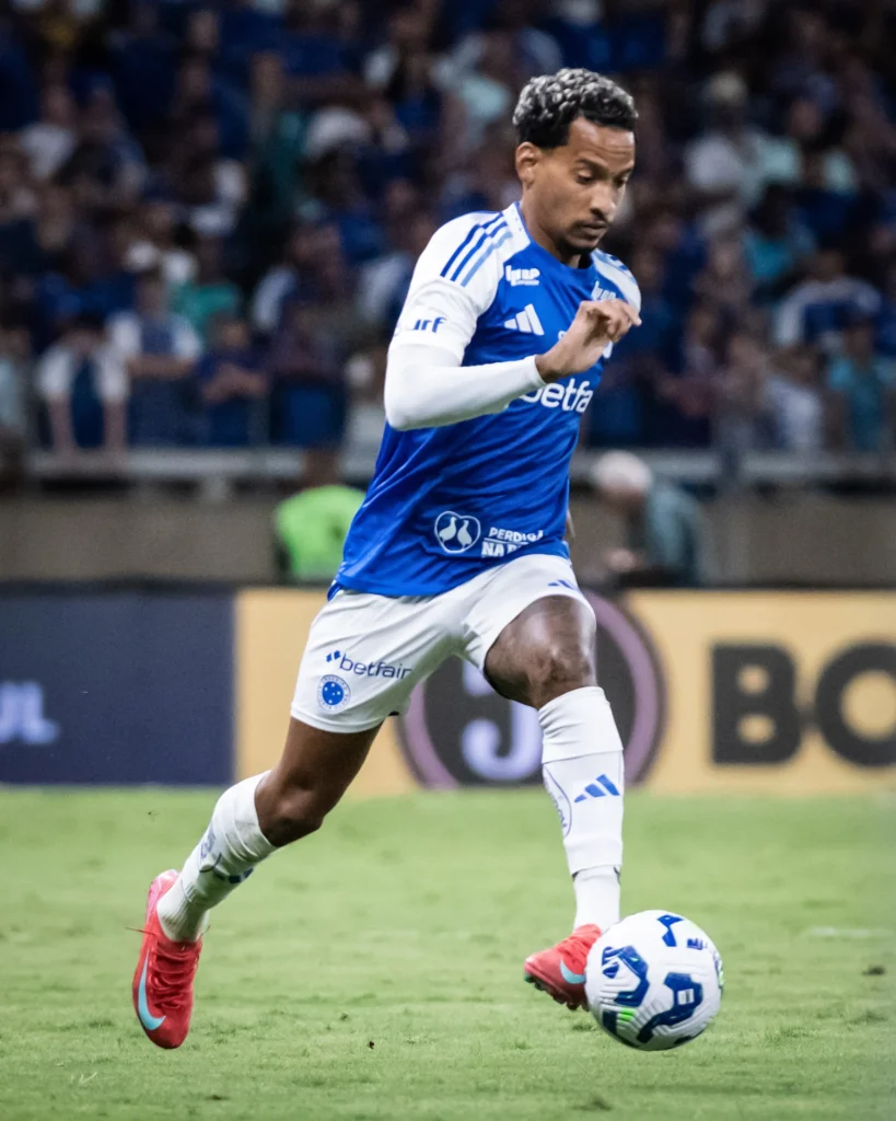 Cruzeiro entra em conversas para renovação do contrato com Matheus Pereira.