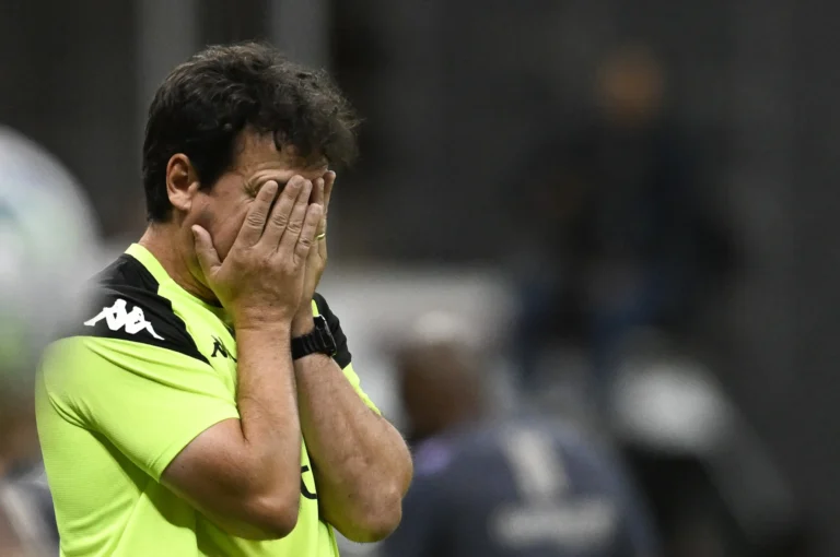 Diniz revela lesões inesperadas no Vasco antes do clássico