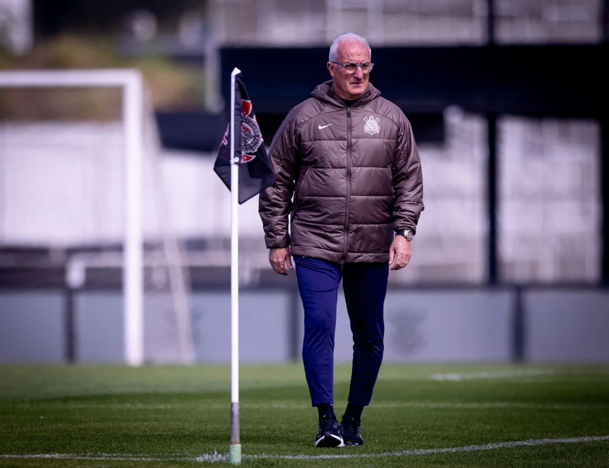 Escalação do Corinthians: Dorival prepara mudanças na defesa e substitui Yuri Alberto por Romero